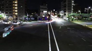 Tokyo 'da şehir merkezindeki kavşakta gece trafik sıkışıklığı. Yüksek kalite 4K görüntü. Kita bölgesi Ouji Tokyo Japonya 11.17.2025 Tokyo şehir merkezi..