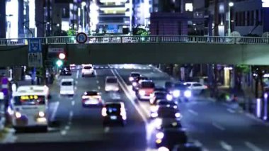 Tokyo 'da şehir merkezindeki kavşakta gece trafik sıkışıklığı. Yüksek kalite 4K görüntü. Kita bölgesi Ouji Tokyo Japonya 11.17.2025 Tokyo şehir merkezi..