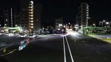 Tokyo 'da şehir merkezindeki kavşakta gece trafik sıkışıklığı. Yüksek kalite 4K görüntü. Kita bölgesi Ouji Tokyo Japonya 11.17.2025 Tokyo şehir merkezi..