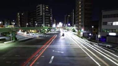 Tokyo 'da şehir merkezindeki kavşakta gece trafik sıkışıklığı. Yüksek kalite 4K görüntü. Kita bölgesi Ouji Tokyo Japonya 11.17.2025 Tokyo şehir merkezi..