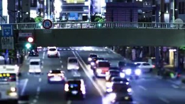Tokyo 'da şehir merkezindeki kavşakta gece trafik sıkışıklığı. Yüksek kalite 4K görüntü. Kita bölgesi Ouji Tokyo Japonya 11.17.2025 Tokyo şehir merkezi..