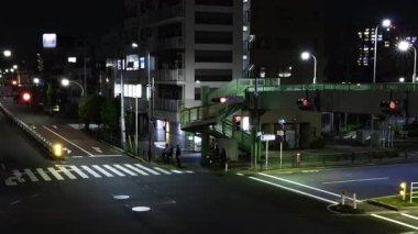 Tokyo 'da şehir merkezindeki kavşakta gece trafik sıkışıklığı. Yüksek kalite 4K görüntü. Kita bölgesi Ouji Tokyo Japonya 11.17.2025 Tokyo şehir merkezi..