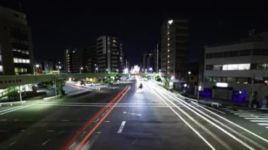 Tokyo 'da şehir merkezindeki kavşakta gece trafik sıkışıklığı. Yüksek kalite 4K görüntü. Kita bölgesi Ouji Tokyo Japonya 11.17.2025 Tokyo şehir merkezi..