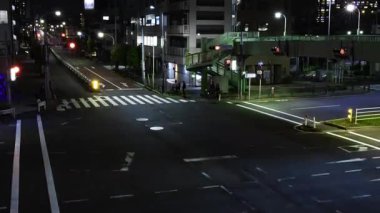 Tokyo 'da şehir merkezindeki kavşakta gece trafik sıkışıklığı. Yüksek kalite 4K görüntü. Kita bölgesi Ouji Tokyo Japonya 11.17.2025 Tokyo şehir merkezi..