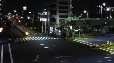 Tokyo 'da şehir merkezindeki kavşakta gece trafik sıkışıklığı. Yüksek kalite 4K görüntü. Kita bölgesi Ouji Tokyo Japonya 11.17.2025 Tokyo şehir merkezi..
