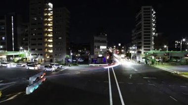 Tokyo 'da şehir merkezindeki kavşakta gece trafik sıkışıklığı. Yüksek kalite 4K görüntü. Kita bölgesi Ouji Tokyo Japonya 11.17.2025 Tokyo şehir merkezi..