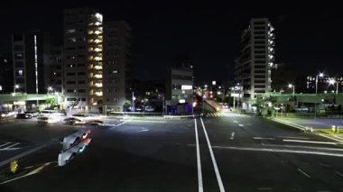 Tokyo 'da şehir merkezindeki kavşakta gece trafik sıkışıklığı. Yüksek kalite 4K görüntü. Kita bölgesi Ouji Tokyo Japonya 11.17.2025 Tokyo şehir merkezi..