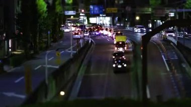 Tokyo şehir merkezindeki caddede gece trafiği sıkışıklığı. Yüksek kalite 4K görüntü. Kita bölgesi Ouji Tokyo Japonya 11.17.2025 Tokyo şehir merkezi..