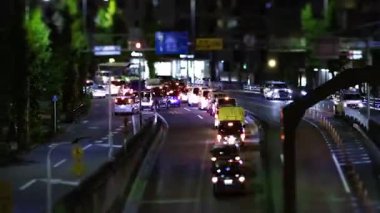 Tokyo şehir merkezindeki caddede gece trafiği sıkışıklığı. Yüksek kalite 4K görüntü. Kita bölgesi Ouji Tokyo Japonya 11.17.2025 Tokyo şehir merkezi..