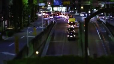 Tokyo şehir merkezindeki caddede gece trafiği sıkışıklığı. Yüksek kalite 4K görüntü. Kita bölgesi Ouji Tokyo Japonya 11.17.2025 Tokyo şehir merkezi..