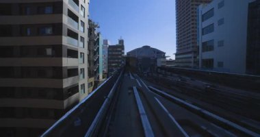 Tokyo şehir merkezindeki hareketli şehir raylarının bakış açısı. Yüksek kalite 4K görüntü. Arakawa bölgesi Tokyo 08.19.2025 Tokyo 'da bir şehir merkezidir. Demiryolunun bir bakış açısıdır..