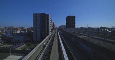 Tokyo şehir merkezinde ilerleyen şehir raylarının bakış açısına göre. Yüksek kalite 4K görüntü. Arakawa bölgesi Tokyo 08.19.2025 Tokyo 'da bir şehir merkezidir. Bu bir bakış açısıdır.