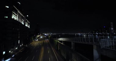 Taipei 'deki Tamsui nehrinin yakınlarında bir trafik sıkışıklığı şehri. Yüksek kalite 4K görüntü. Datong bölgesi Taipei Tayvan 04.13.2025