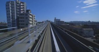 Tokyo şehir merkezinde geriye doğru hareket eden tek raylı rayların aşırı düşüşü. Yüksek kalite 4K görüntü. Yüksek kalite 4K görüntü. Arakawa bölgesi Tokyo 08.19.2025 Tokyo 'da bir şehir merkezidir. Öyle.