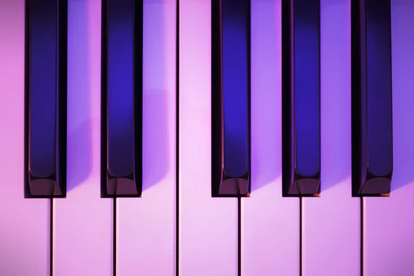Renkli aydınlatma altında piyano tuşları — Stok fotoğraf