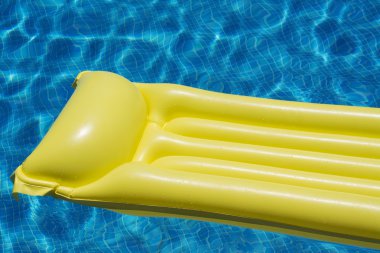 Yüzme havuzunda yatak