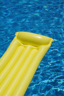 Yüzme havuzunda yatak