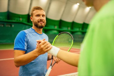 Profesyonel tenis oyuncusu oyun oynuyor.