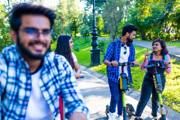 Amigos indianos modernos passeio em segway no parque na Índia — Fotografia de Stock