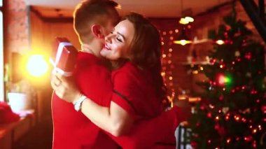 Koca, karısına sürpriz yapar Noel 'de birlikte kutlayacağımız özel hediyeler hazırlar.