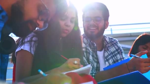 Amigos indios sentados en escaleras al aire libre con copybooks — Vídeos de Stock