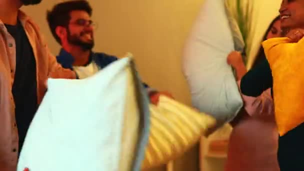 Amigos indianos felizes jogando no quarto festa à noite — Vídeo de Stock