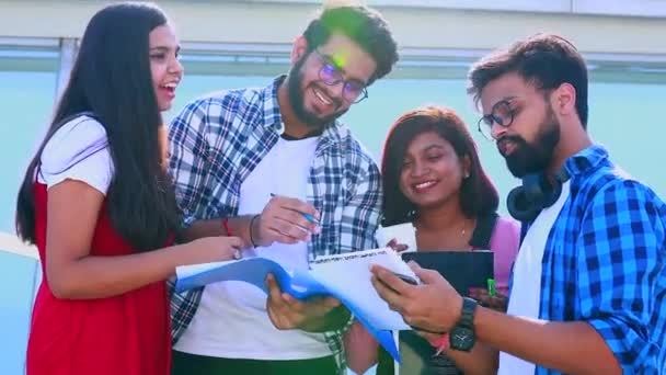Indische Freunde sitzen mit Werbetexten auf Treppen im Freien — Stockvideo