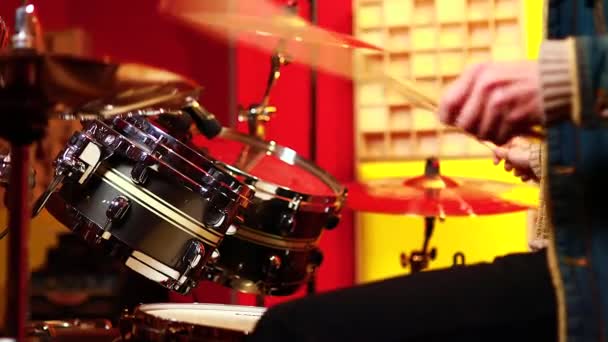 Крупные планы радостного барабанщика, развлекающегося в студии звукозаписи — стоковое видео