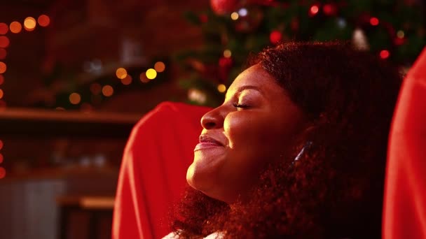 Spokojne młoda kobieta zamknięte oczy relaks oprzeć się na kanapie nowoczesne słuchawki bezprzewodowe w strąkach uszu — Wideo stockowe