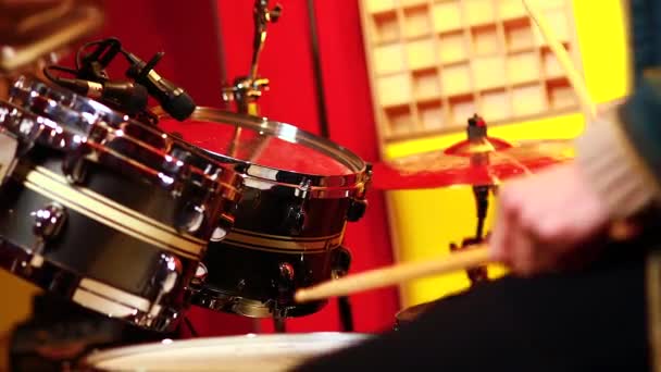 Close-up handen van vrolijke drummer hebben plezier in de opnamestudio — Stockvideo