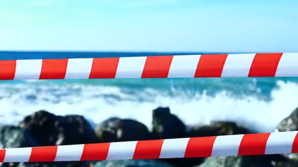 Zee kust is gesloten, afwerking op badseizoen teken buiten — Stockvideo