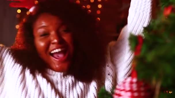 Spanyol boldog nő fehér pulóverben és szarvas szarvas kürt tánc és éneklés a nappaliban egyedül elszigeteltség karanténban otthon corona vírus kitörése — Stock videók