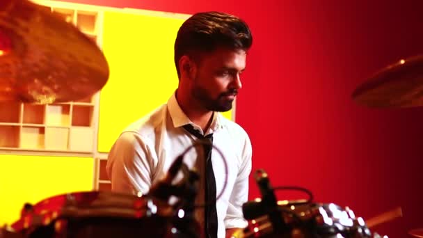 Ιταλός μουσικός καλλιτέχνης που παίζει drumms κατά τη διάρκεια online συναυλίας στο στούντιο — Αρχείο Βίντεο