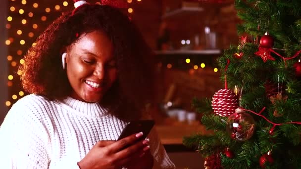 Joyful brasil encantador mulher falando por videochamada com sua família no quarto acolhedor gravação de uma mensagem de voz ou tipo sms — Vídeo de Stock