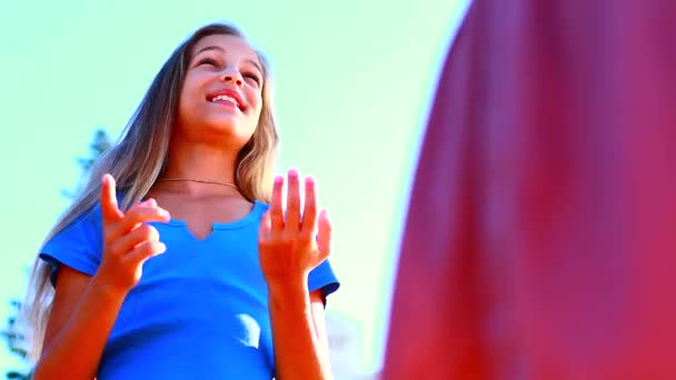 Hermosa mamá y su hija están hablando y sonriendo al aire libre — Vídeo de stock