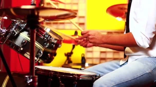 Artista italiano músico tocando la batería durante el concierto en línea en el estudio — Vídeo de stock