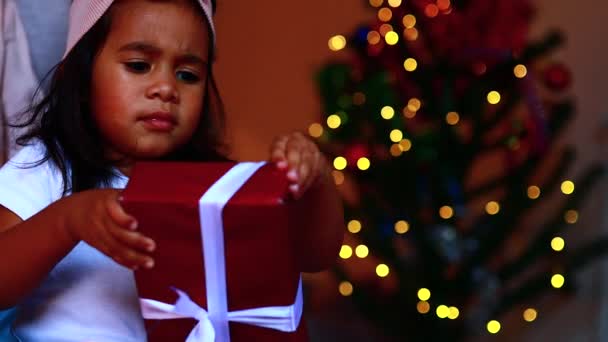 Africano feliz bebé sensación felicidad a obtener regalos apertura caja con su madre y padre mientras se sienta en la cama en casa — Vídeos de Stock