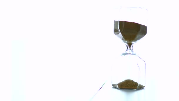 시간의 흐름. 모래시계는 천천히 흰색 배경에 의존 한다 — 비디오