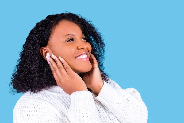 Αφροαμερικανή γυναίκα απομονωμένη σε μπλε φόντο στο στούντιο Ακούστε μουσική με ακουστικά — Φωτογραφία Αρχείου