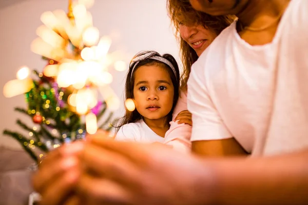 Feliz mezcla de raza padre y alegre hermosa hija decoración interior en sala de estar — Foto de Stock