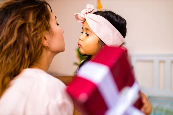 Karışık ırk aileleri Noel sabahı tatillerini yatak odasında geçirirler. — Stok fotoğraf