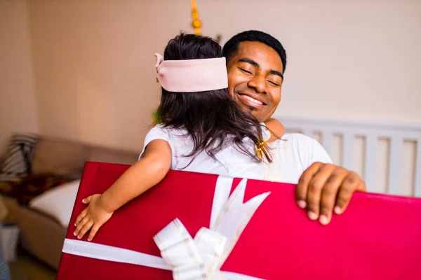 Familia de raza mixta pasar vacaciones en la cama en la mañana de Navidad dormitorio — Foto de Stock