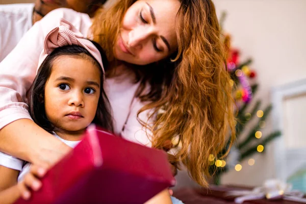 Karışık ırk aileleri Noel sabahı tatillerini yatak odasında geçirirler. — Stok fotoğraf