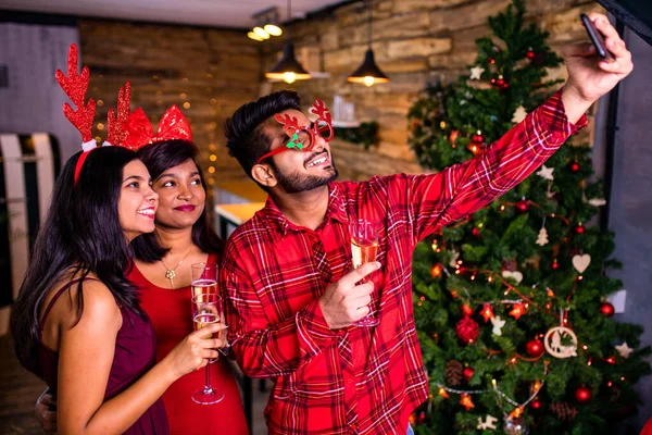 Persone indiane seduti in caffè sensazione di solitudine, ma cercare di essere felici — Foto Stock