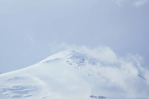 Wielka góra Elbrus summe w pochmurny dzień — Zdjęcie stockowe