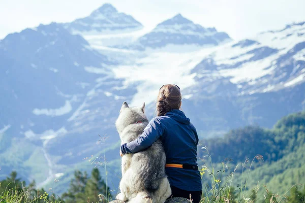Dağın eteklerinde yaşayan bir kadınla.