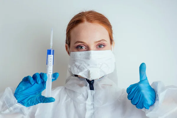 Virologă femeie în mască de protecție chimică, ochelari și mănuși care dețin potențial vaccin la laborator — Fotografie, imagine de stoc