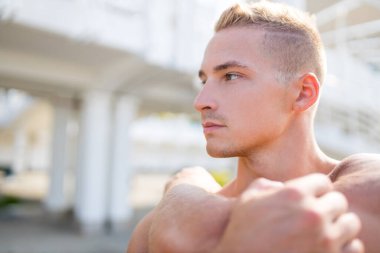 Çıplak gövdeli adam sıcak yaz günlerinde açık havada dinleniyor.