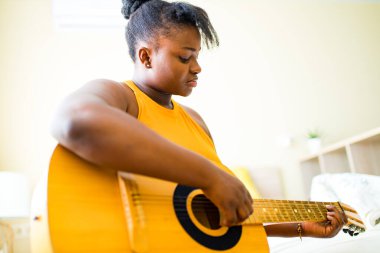 Latin Latin kadın gitar çalmayı öğreniyor.