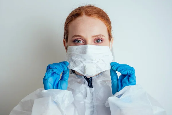 Mulher virologista em máscara de proteção química, óculos e luvas segurando vacina potencial no laboratório — Fotografia de Stock